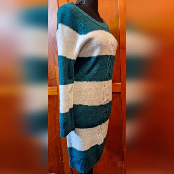 MADE FOR ME TO LOOK AMAZING sweater dress. Size: L - Picture 2 of 6